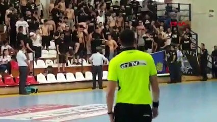 Yunanistan'daki maçta Türk bayrağına izin verilmedi, kadın sporculara tükürüldü