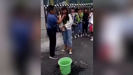 Profesor lava la cara de alumnas con maquillaje