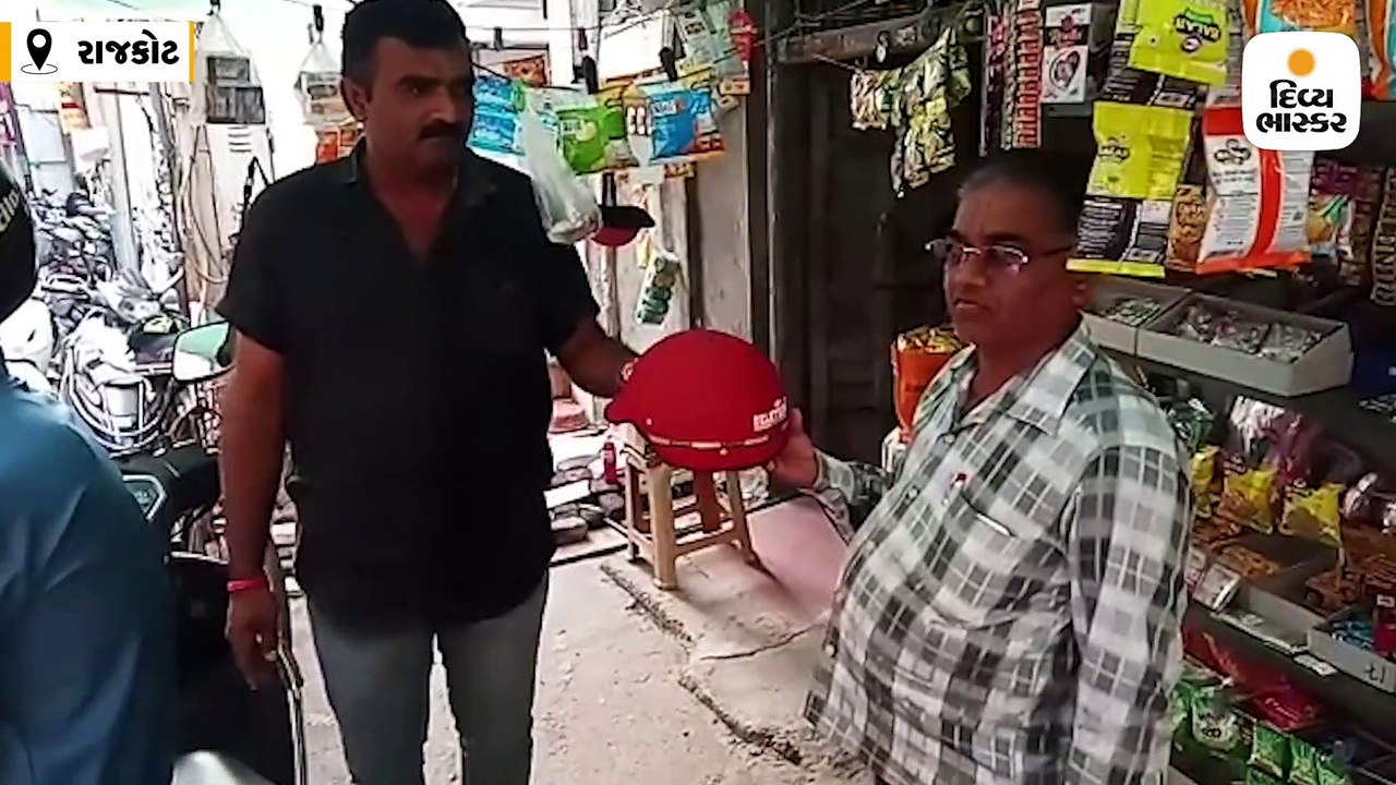 રાજકોટમાં એક વ્યક્તિ હેલ્મેટ સાચવવાનો ધંધો શરૂ...