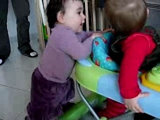 Angelina pousse lola dans le trotteur