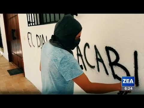 Estudiantes de la Normal de Ayotzinapa vandalizan instalaciones de la SEP en Guerrero | Paco Zea