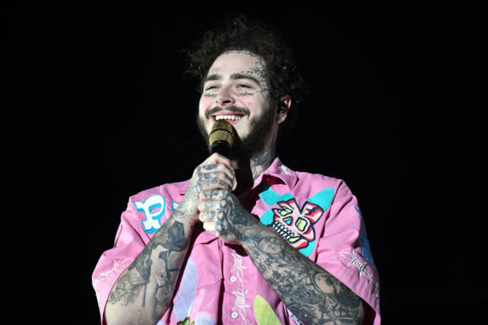 ⁣Post Malone Tops 'Billboard' 200 With 'Hollywood's Bleeding'