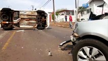 Veículo tomba em acidente na Rua Manaus, em Cascavel