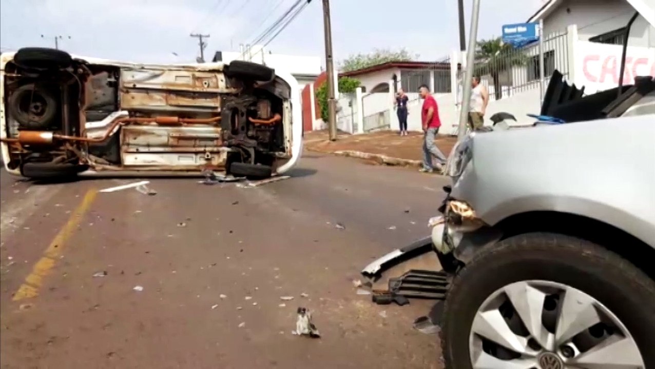Veículo tomba em acidente na Rua Manaus, em Cascavel