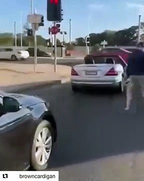 Un homme devient fou et s'en prend à un cycliste... Crise de nerf