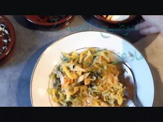 سلطة صحية رائعة من الكرنب المخمر، تفاح، زبيب و جوز