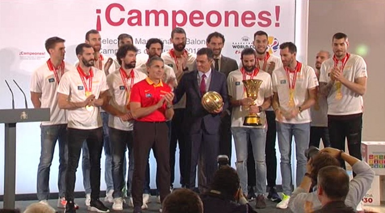 Sánchez recibe a la selección española de balon...