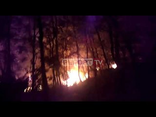 Report TV -Lura 'luftë' me flakët, në rrezik disa banesa! Banorët apel për ndihmë