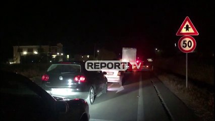 Report TV -Aksident në Korçë, Benz-i përplaset me trailerin, një i plagosur