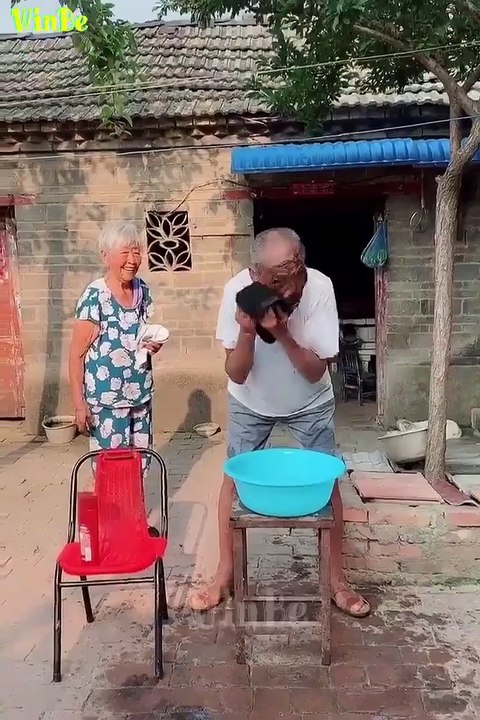 702338586860086 - The 95-year-old couple...
