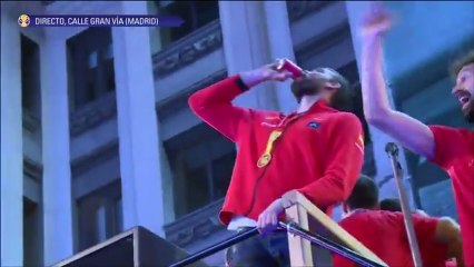 Marc Gasol no falla y se bebe una cerveza de trago durante la celebración del Mundial
