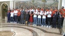 Los Reyes posan junto a la selección española de baloncesto