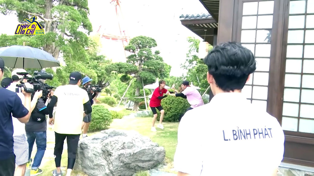 CHẠY ĐI CHỜ CHI-CHƯA LÊN SÓNG-NGÔ KIẾN HUY TƠI TẢ, LAN NGỌC KÈ KÈ BẢO VỆ