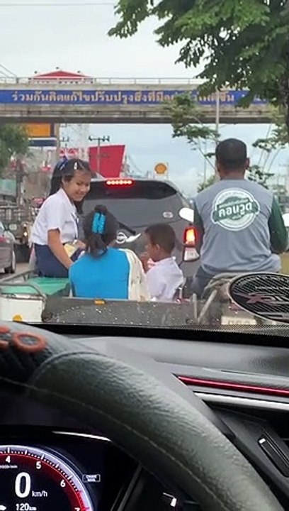 คลิป 4 พ่อแม่ลูกขี่รถพ่วงข้าง จากหงุดหงิดกลายเป็นความสุข (คลิป)