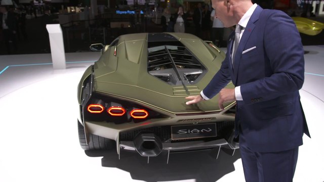 Mitja Borkert, Leiter von Centro Stile, präsentiert den neuen Lamborghini Sián FKP 37
