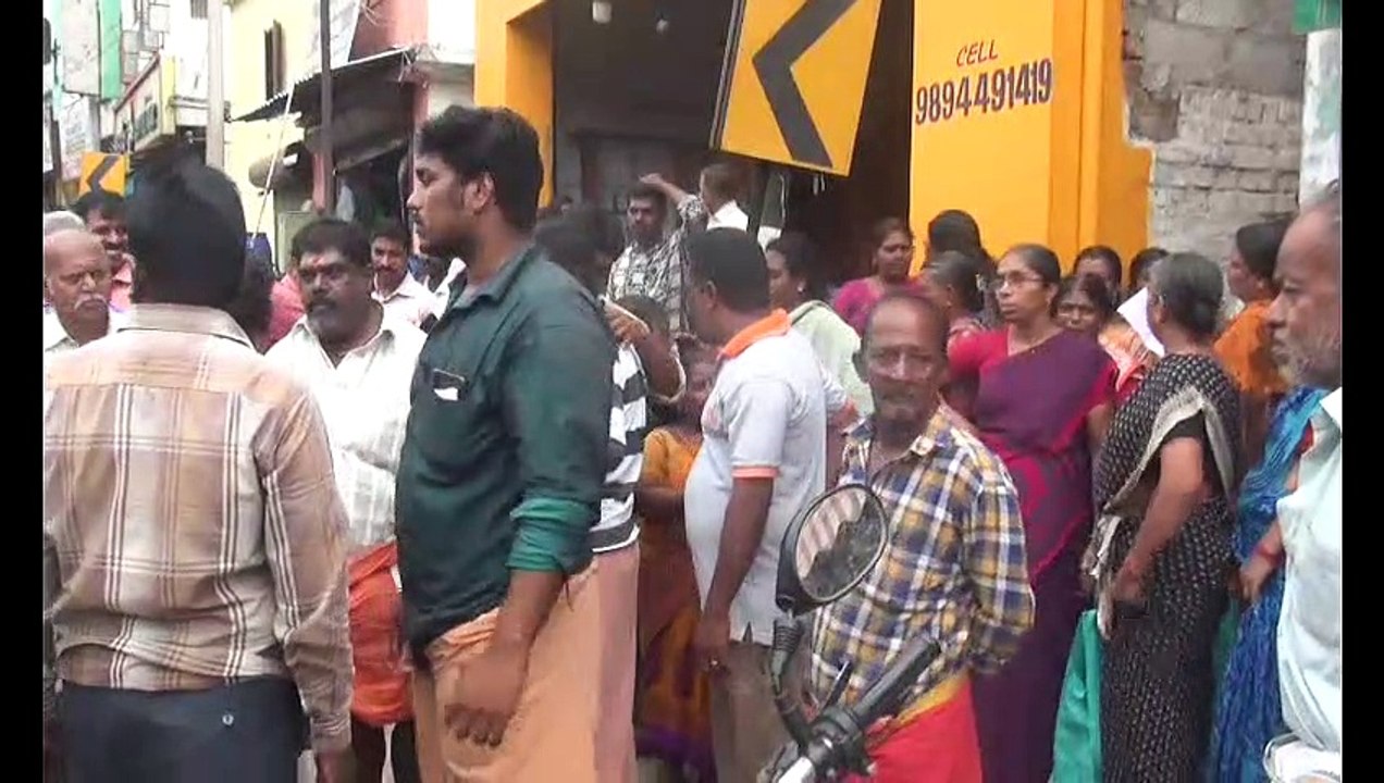 பள்ளிக்குப் போகும் வழியில் டாஸ்மாக்.. பெண்கள் ப...
