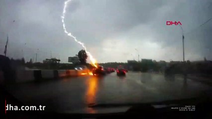 Trafikte yolda giden aracın üstüne arka camına yıldırım düştü