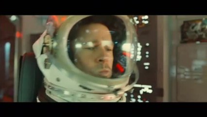 Brad Pitt mantiene una conversación con un astronauta de la NASA