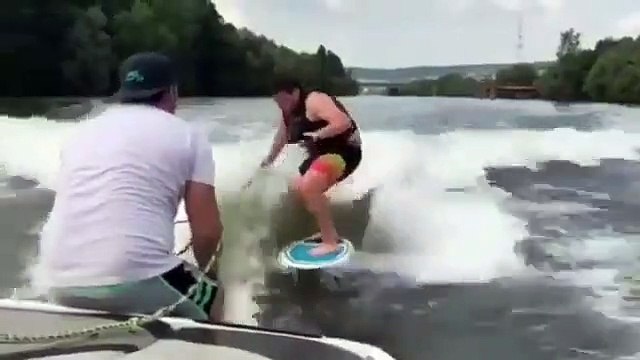 Voici ce qui arrive quand on décide d’embarquer une chèvre lors d’une séance de wakeboard