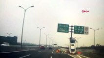Çin'de akılalmaz kaza refüje çarpan otomobil dik durdu