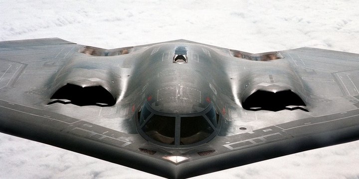 Bombarderos nucleares B-2 Spirit despeinan a unos espectadores en una exhibición en unas maniobras militares