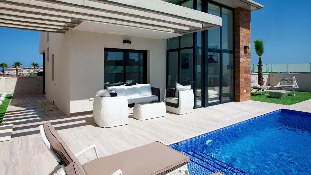 Descubre las lujosas villas de Palm Beach I