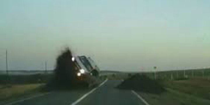 Impresionante choque frontal provocado por un vehículo que vuela por los aires tras encontrarse unos montículos de tierra