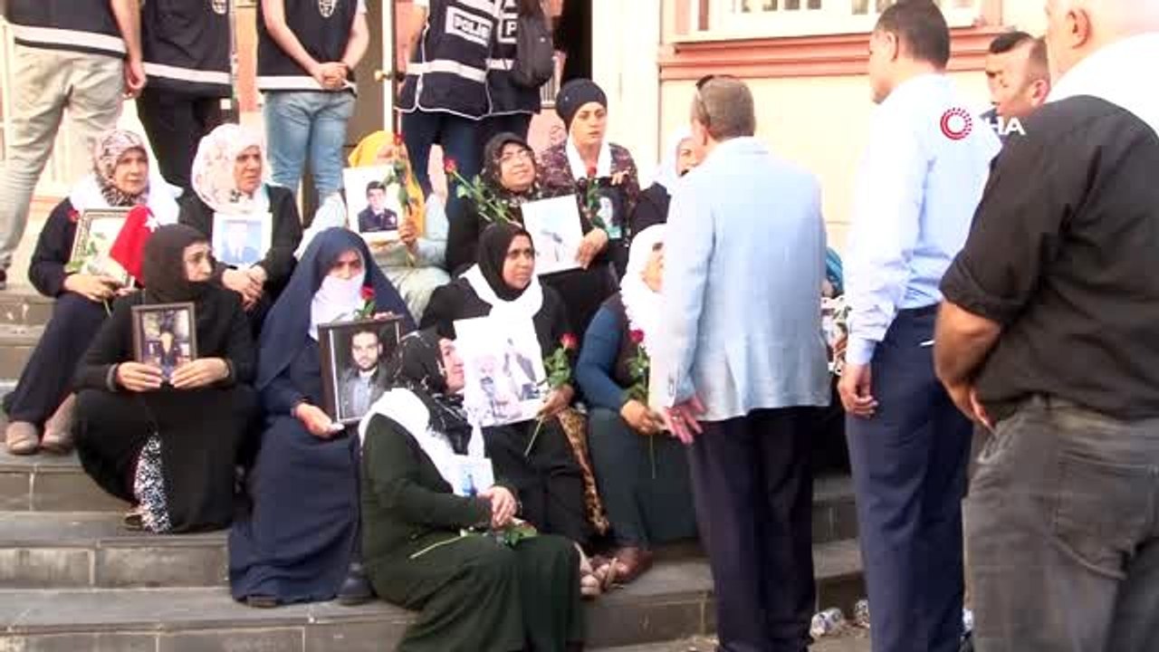 Oturma eylemindeki ailelerden siyasi partilerin il temsilcilerine tepki