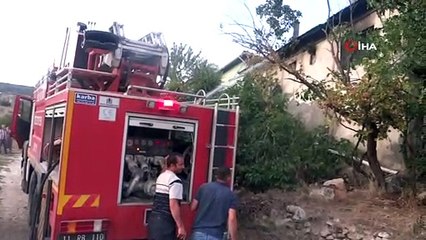 Ahşap binada çıkan yangın sonrası ev kullanılamaz hale geldi