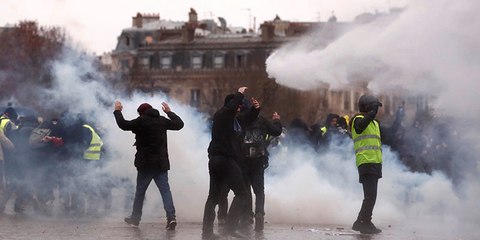 La policía francesa intenta frenar con cañones de agua y gas lacrimógeno a los "chalecos amarillos" que siguen manifestándose