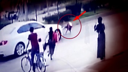 Küçük kıza otomobil böyle çarptı