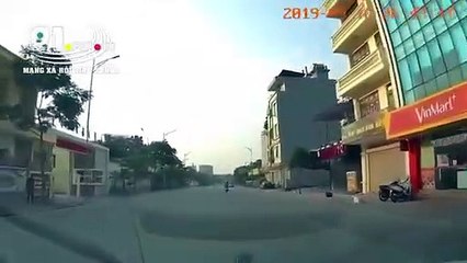 Nam thanh niên lái xe máy tốc độ cao, tông trực diện và ôtô của cảnh sát