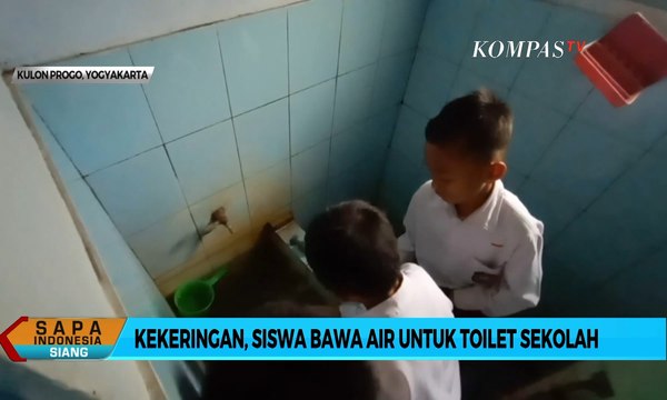 Dampak Kekeringan, Siswa Bawa Air Untuk Toilet Sekolah datang ke sekolah dengan membawa air dalam bo