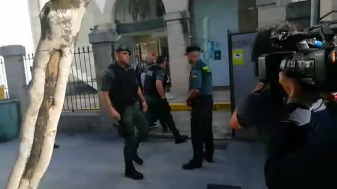 Abet Lafuente pasa a disposición judicial entre insultos, rabia y mucho dolor de sus vecinos