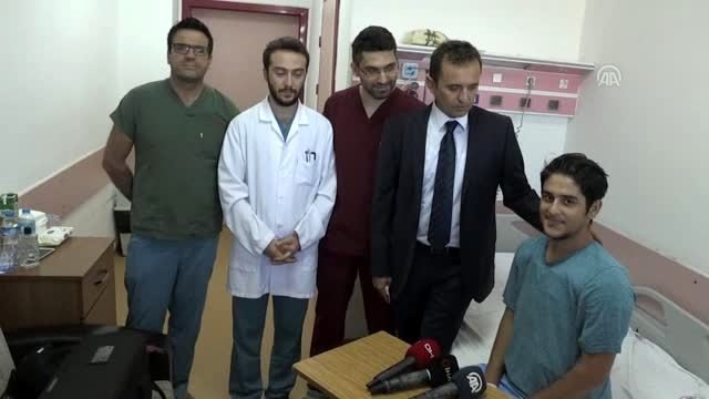 Skolyoz hastası genç ameliyatla sağlığına kavuştu