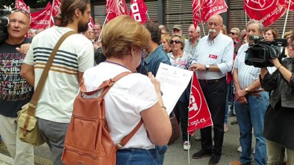 Pensionistas se concentran ante las puertas de la Junta General