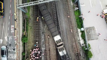 Descarrilamento de trem deixa oito feridos em Hong Kong