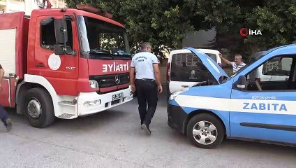 Video herunterladen: Zabıta aracındaki yavru kedi için itfaiye ekipleri seferber oldu