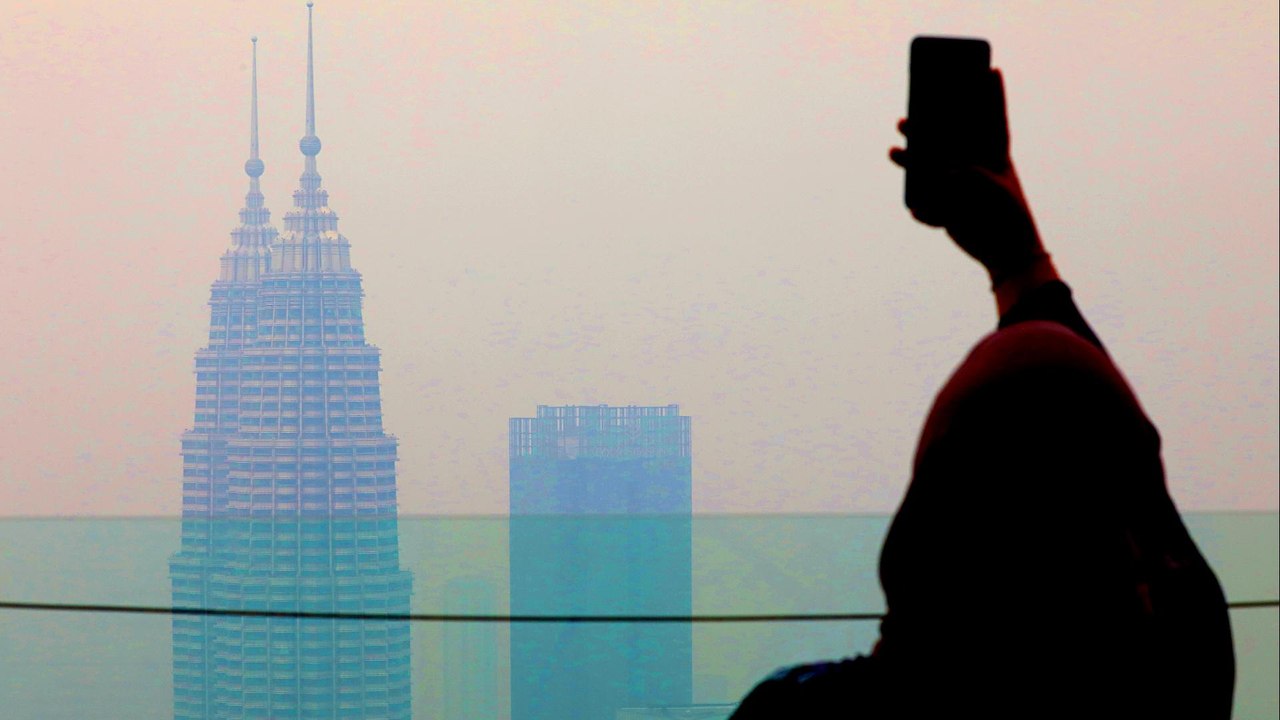 Haze blankets Kuala Lumpur, Singapore as fires rage in Indonesia