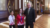 Cumhurbaşkanı Erdoğan, milli sporcular Sümeyye Boyacı ve Sevilay Öztürk'ü kabul etti