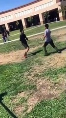 Un Marine vient calmer deux lycéens qui se battent