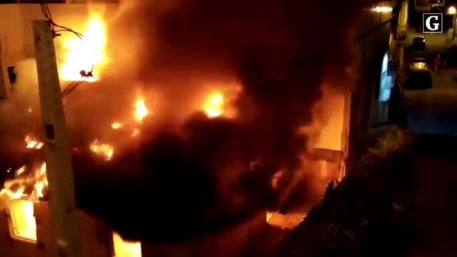 Casa abandonada pega fogo em Cachoeiro de Itapemirim