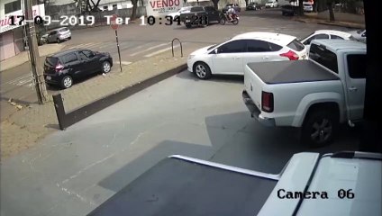 Câmera flagra acidente de trânsito no centro de Cascavel