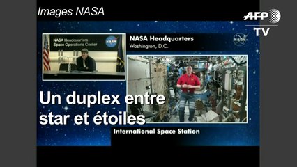 Brad Pitt discute avec un astronaute de la NASA à bord de l'ISS