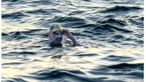 Sarah Thomas Manş Denizi'ni 4 kez üst üste hiç durmadan geçen ilk yüzücü oldu