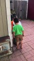2 garçons jouent avec une poubelle