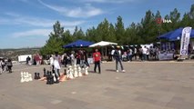 Uşak Üniversitesi Rektörü Savaş, topluluk stantlarını gezerek öğrencilere destek verdi