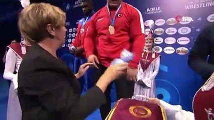 Rıza Kayaalp madalya töreni