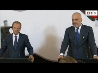 Ora News - Tusk 30 minuta me Ramën në Kryeministri, sqaron fiksimin e BE me sundimin e ligjit