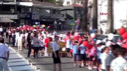 Muğla kostümleriyle dikkat çeken öğrenciler eğitimin önemi için yürüdü